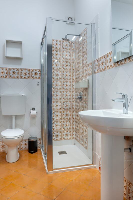 Bagno con doccia e maioliche