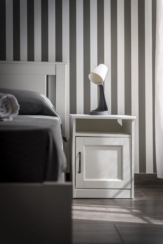 Dettaglio del comodino con lampada